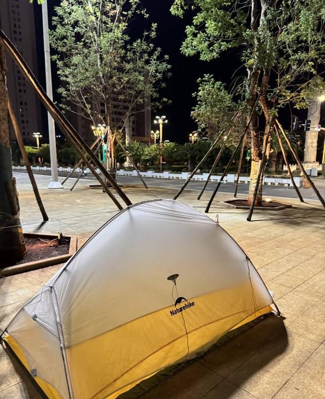 引关注 专家：鼓励探索精神 但安全是前提不朽情缘平台登录网页年轻人旅游带帐篷过夜(图3)